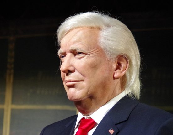 Donald Trump ingben, nyakkendőben