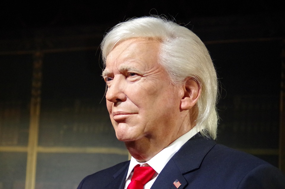 Donald Trump ingben, nyakkendőben