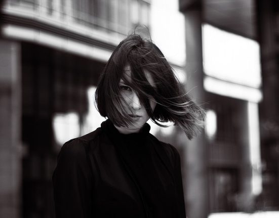 viharos szél fújja a lány haját