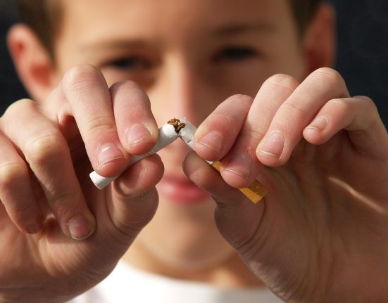 Cigarettázó fiatal