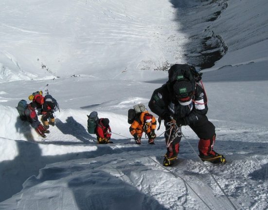 Hegymászók tartanak a csúcsra/illusztráció