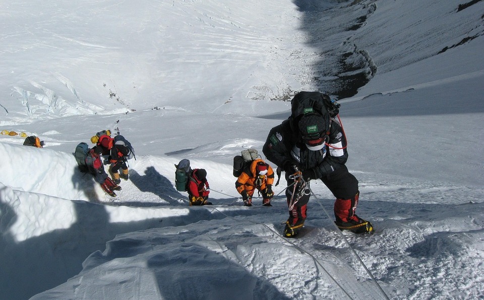 Hegymászók tartanak a csúcsra/illusztráció
