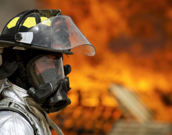 Tűzoltó a helyszínen